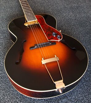 The Loar Archtop Acoustic Guitar VS LH-600-VS met element