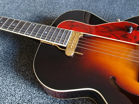 The Loar Archtop Acoustic Guitar VS LH-600-VS met element