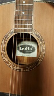Indie The Sound J Pro Akoestisch met extra soundholes voor extra basgeluid