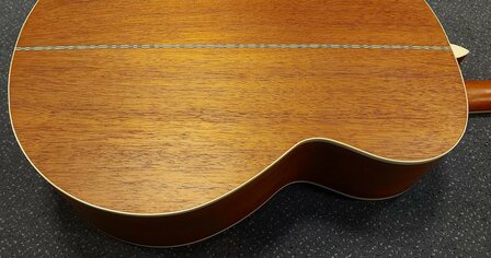 Indie The Sound J Pro Akoestisch met extra soundholes voor extra basgeluid