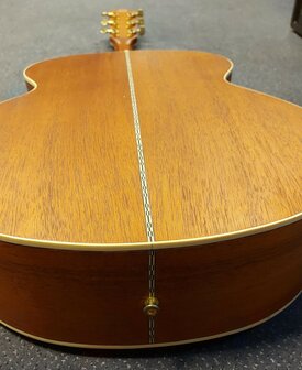 Indie The Sound J Pro Akoestisch met extra soundholes voor extra basgeluid