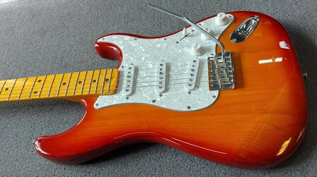 London City Spitfire MKII, Honeyburst, pearlwhite slagplaat