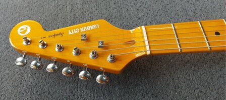 London City Spitfire MKII, Honeyburst, pearlwhite slagplaat
