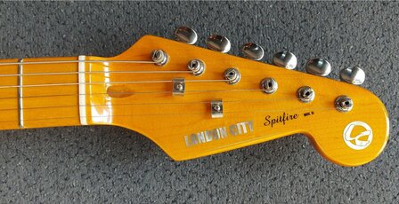 London City Spitfire MKII, Honeyburst, pearlwhite slagplaat