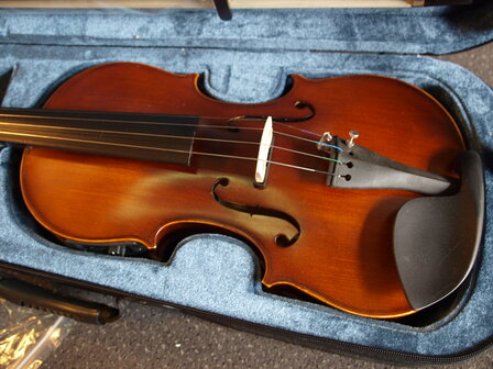 Electro-akoestische viool, compleet met koffer, strijkstok en hars