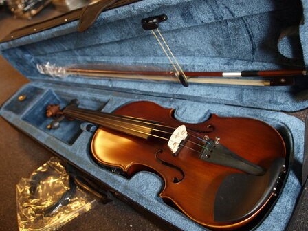 Electro-akoestische viool, compleet met koffer, strijkstok en hars