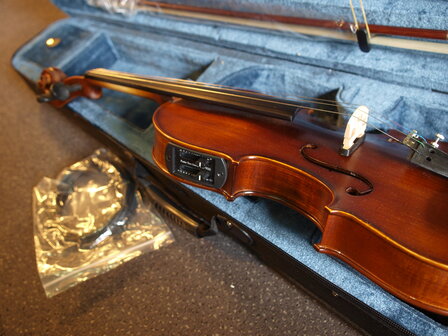 Electro-akoestische viool, compleet met koffer, strijkstok en hars