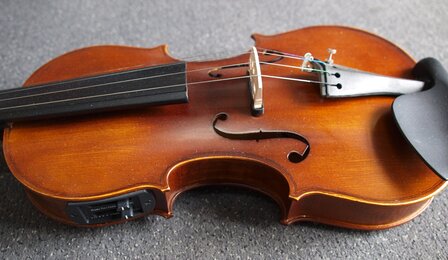 Electro-akoestische viool, compleet met koffer, strijkstok en hars