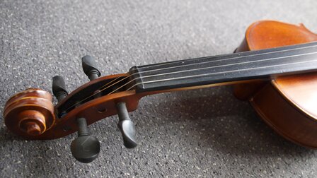 Electro-akoestische viool, compleet met koffer, strijkstok en hars