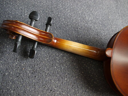 Electro-akoestische viool, compleet met koffer, strijkstok en hars