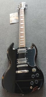 EKO SG-model in zwart, nu met riem, dvd, plectrums, kabel en extra set snaren