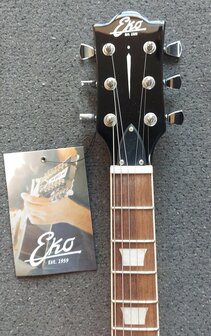 EKO SG-model in zwart, nu met riem, dvd, plectrums, kabel en extra set snaren
