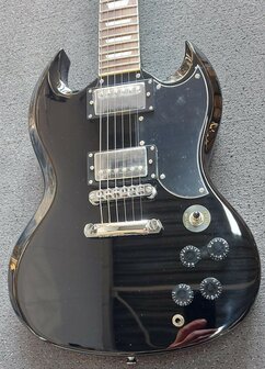 EKO SG-model in zwart, nu met riem, dvd, plectrums, kabel en extra set snaren