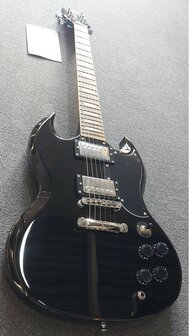 EKO SG-model in zwart, nu met riem, dvd, plectrums, kabel en extra set snaren
