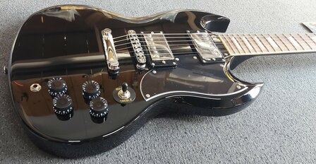 EKO SG-model in zwart, nu met riem, dvd, plectrums, kabel en extra set snaren
