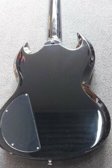 EKO SG-model in zwart, nu met riem, dvd, plectrums, kabel en extra set snaren