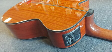 Takamine GB30CENAT Electro-akoestische basgitaar met cutaway