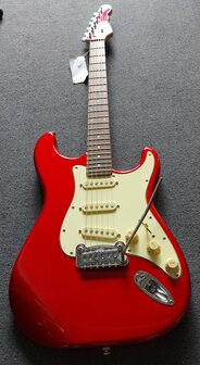 G&amp;L Legacy Candy Apple Red RW, matching headstock