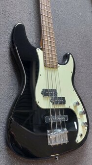 EKO PJ-model basgitaar, nu met baspakket