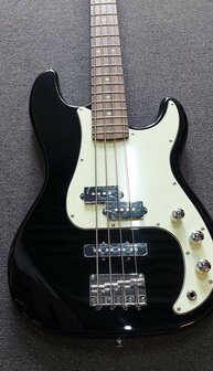 EKO PJ-model basgitaar, nu met baspakket