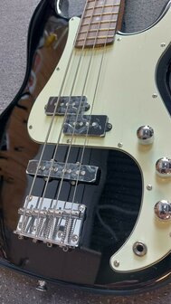 EKO PJ-model basgitaar, nu met baspakket