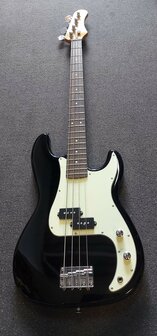 EKO PB-model basgitaar, nu met baspakket