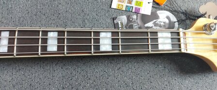 Sire Marcus Miller P7+ Alder 4-snarige basgitaar, Antique White, 2nd Gen