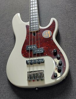 Sire Marcus Miller P7+ Alder 4-snarige basgitaar, Antique White, 2nd Gen
