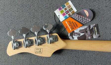 Sire Marcus Miller P7+ Alder 4-snarige basgitaar, Antique White, 2nd Gen