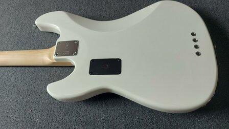 Sire Marcus Miller P7+ Alder 4-snarige basgitaar, Antique White, 2nd Gen