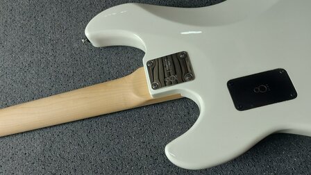 Sire Marcus Miller P7+ Alder 4-snarige basgitaar, Antique White, 2nd Gen