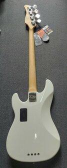 Sire Marcus Miller P7+ Alder 4-snarige basgitaar, Antique White, 2nd Gen