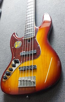 Sire Marcus Miller V7+ 2nd Gen linkshandig 5-snarig Tobacco Sunburst