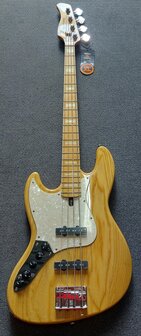 Sire Marcus Miller V7 linkshandig, swamp ash 4-string natural, tijdelijk met gevoerde hoes