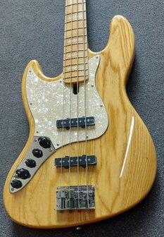 Sire Marcus Miller V7 linkshandig, swamp ash 4-string natural, tijdelijk met gevoerde hoes