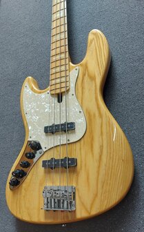 Sire Marcus Miller V7 linkshandig, swamp ash 4-string natural, tijdelijk met gevoerde hoes