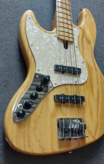 Sire Marcus Miller V7 linkshandig, swamp ash 4-string natural, tijdelijk met gevoerde hoes