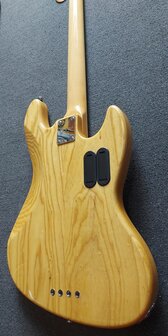 Sire Marcus Miller V7 linkshandig, swamp ash 4-string natural, tijdelijk met gevoerde hoes