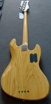 Sire Marcus Miller V7 linkshandig, swamp ash 4-string natural, tijdelijk met gevoerde hoes