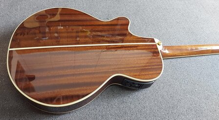 Takamine TN138C Sunburst Thinline met koffer