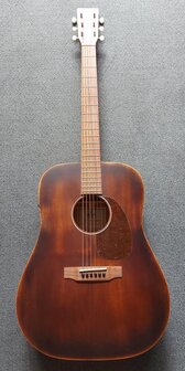 Sigma DM-15E-AGED electro-akoestische dreadnought, aged old whiskey barrel