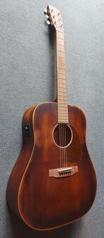 Sigma DM-15E-AGED electro-akoestische dreadnought, aged old whiskey barrel