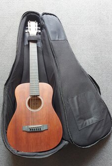 Sigma TM-15+ Traveler gitaar massief mahonie met dikke hoes