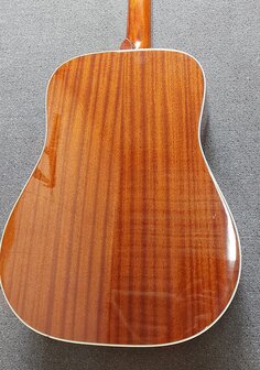 Sigma DM-SG5+ Hummingbird Cherry Sunburst, electro-akoestisch, nu met gevoerde hoes