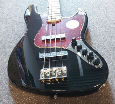 Sire Marcus Miller V7+ 2nd Gen Series 4-snarige basgitaar, zwart / black