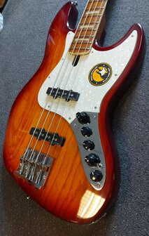 Sire Basses V8 Marcus Miller swamp ash 4-string active bass guitar, sunburst