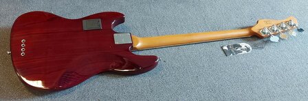 Sire Basses V8 Marcus Miller swamp ash 4-string active bass guitar, sunburst