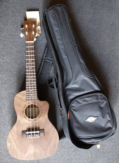 Tanglewood Exotic Concert Ukelele, electro-acoustic, met gevoerde hoes