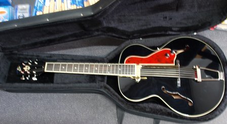 The Loar Archtop Semi-Acoustic Guitar LH-600-BK met case, electro-acoustic