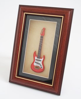 Miniatuur stratocaster/Mustang in lijst